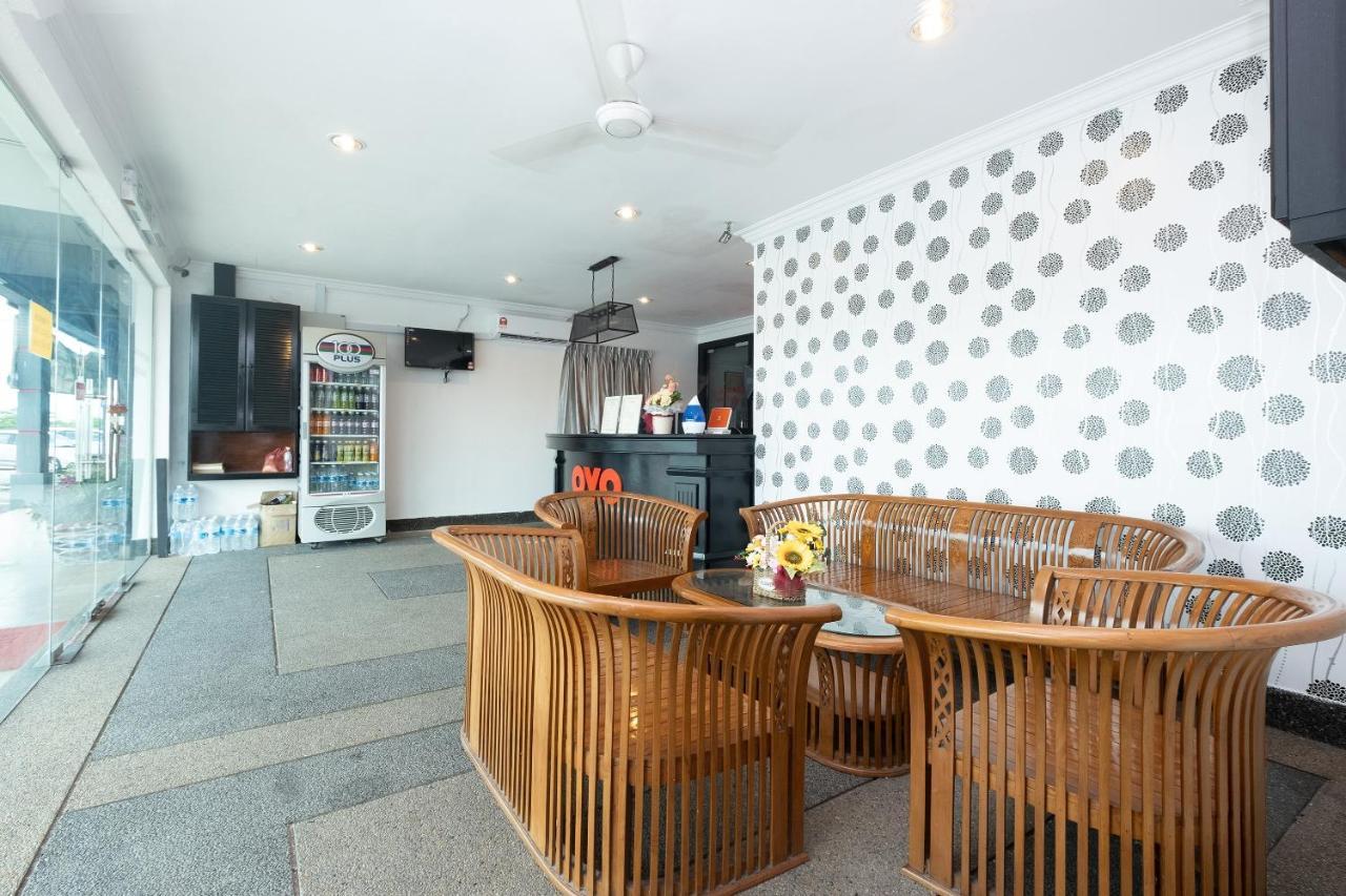 Oyo 90050 V Hotel Teluk Intan Extérieur photo