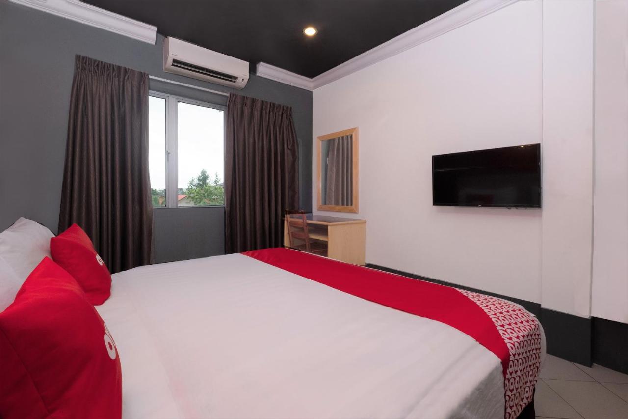 Oyo 90050 V Hotel Teluk Intan Extérieur photo