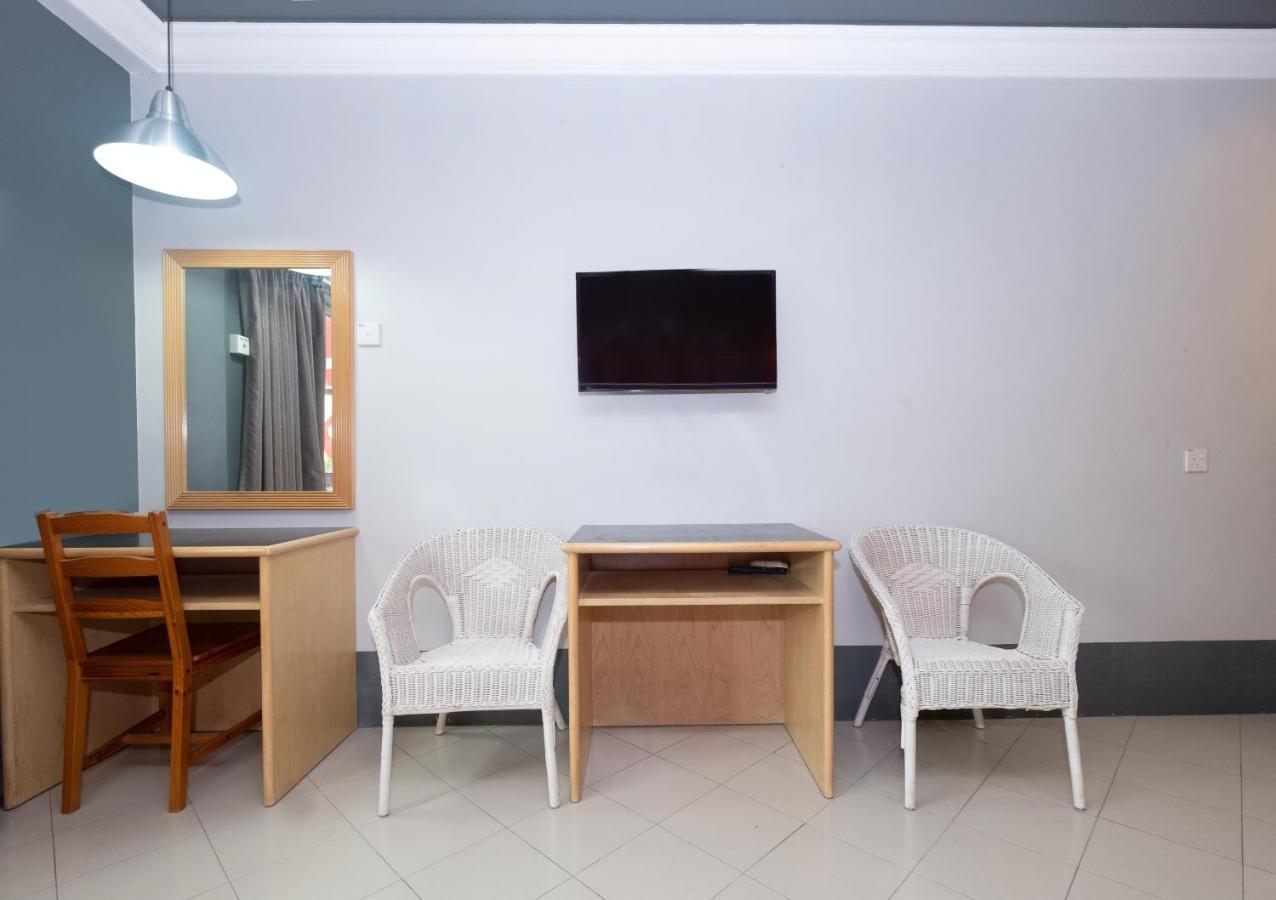 Oyo 90050 V Hotel Teluk Intan Extérieur photo