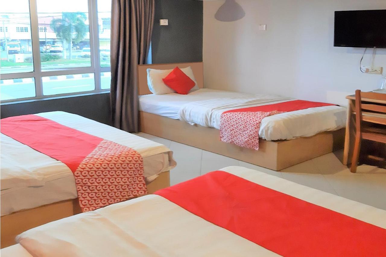Oyo 90050 V Hotel Teluk Intan Extérieur photo